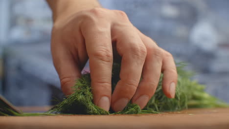 Primer-Plano-De-Cortar-Eneldo-Verde-En-Una-Tabla-De-La-Cocina-Sobre-Una-Tabla-De-Madera.-Cortando-Pasto-Y-Vegetación